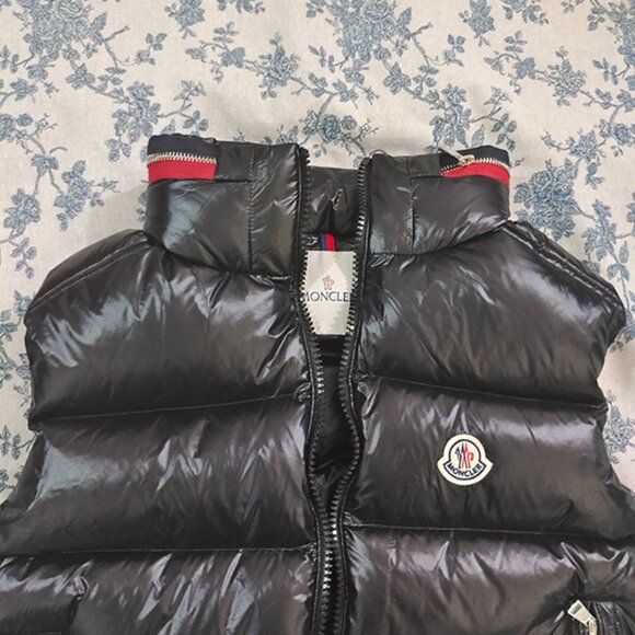 Moncler Padded Logo-Patch Down Jacket Gilet - Picture 4 of 9